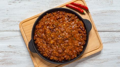 The secret ingredient you should be using in your chili Secret Chili Ingredients, Chile Beans, Chilli Soup, 1 Pot Meals, Chili Chili, Soups And Chowders, Chili Ingredients, Chili Mac, Chilli Recipes