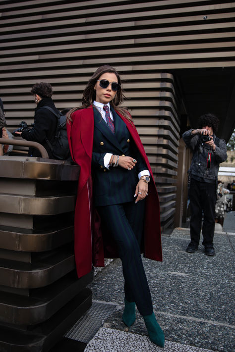 A suit can make a woman feel powerful, confident, and unstoppable. #pittiuomo #italy #florence #style #fashion Woman Suit Elegant, Elite Fashion Style, Bold Suit Women, Rich Ceo Aesthetic Woman, Non Outfits, Women Tailored Suit, Tailored Womens Suits, Sophisticated Outfits For Women, Bussines Women Outfit