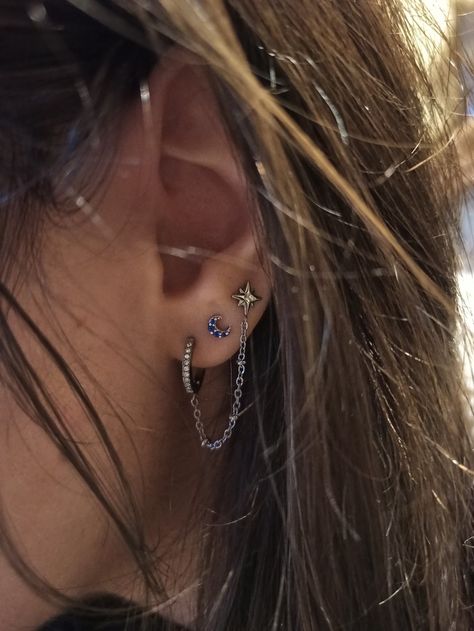 Triple lobe piercing, with moon and stars earrings. The star is connected with the first lobe piercing by a metal string with little stars incastoneted. Third And Fourth Ear Piercing, 1st 2nd And 3rd Piercings, Triple Piercing Ear, How To Style Triple Lobe Piercing, Triple Lobe Earring Ideas, Tri Lobe Piercing, 3 Lobe Piercings Ideas Silver, Triple Lobe Piercing Ideas Silver, Triple Love Piercing