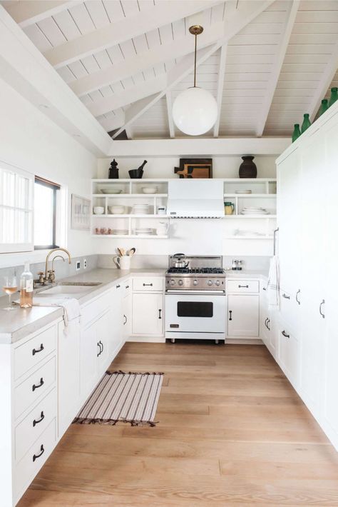 A Guide to Concrete Kitchen Countertops: Remodeling 101 Beach Cottage Kitchens, Kabinet Dapur, Concrete Countertops Kitchen, Beach House Kitchens, Concrete Kitchen, Cottage Kitchens, All White Kitchen, Beach Cottage Decor, Style Cottage