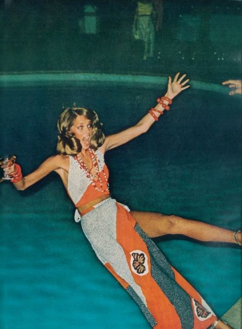 It's always a good time to jump into the pool with your clothes on! Brigitte Nielsen, 60s Aesthetic, 70’s Aesthetic, 70s Women, 70s Inspired Fashion, 70s Aesthetic, Helmut Newton, Slim Aarons, 70’s Fashion