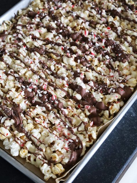 Chocolate Peppermint Popcorn Bark - LideyLikes Popcorn Bark, Chocolate Bark Recipes, Easy Party Treats, Peppermint Popcorn, Edible Holiday Gifts, Holiday Popcorn, Bark Recipes, Marshmallow Popcorn, Best Edibles