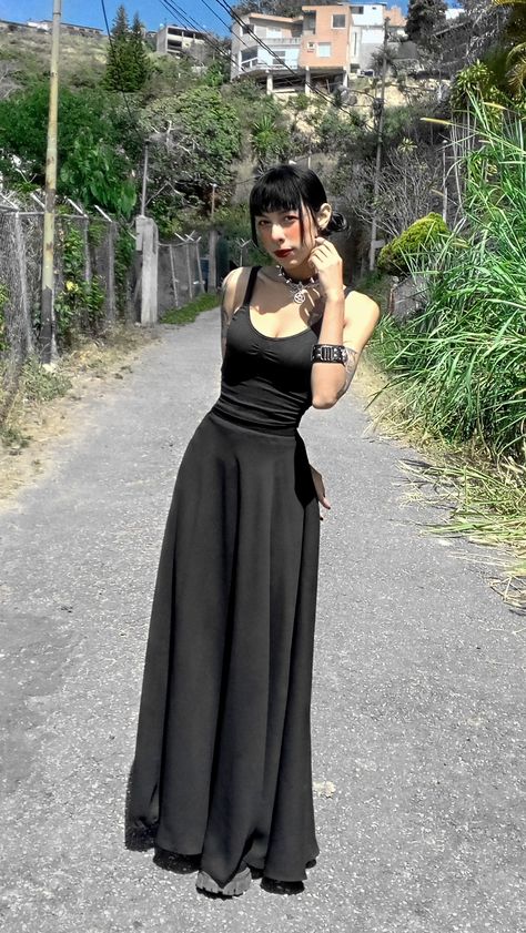 Gothic Vintage Fashion, Gothic Maxi Skirt Outfit, Long Skirt Types, Black Dress Outfit Goth, Gothic Long Skirt Outfit, Long Black Skirt Goth Outfit, Black Maxi Skirt Outfit Goth, Summer Goth Clothes, Cute Goth Summer Outfits