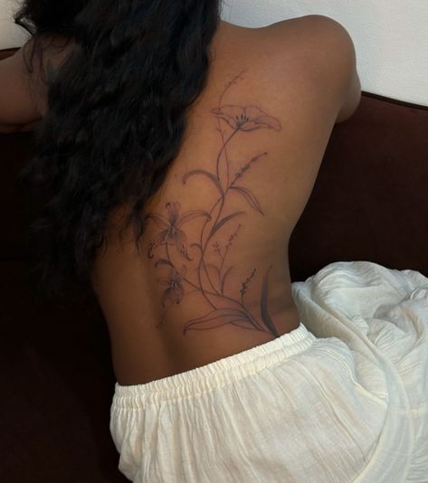 Brown Tattoo Ink, Feminine Back Tattoos, Side Tattoos Women, Tats Ideas, Back Tats, Flower Tattoo Back, Spine Tattoos For Women, Tattoo Henna, Tattoos For Black Skin