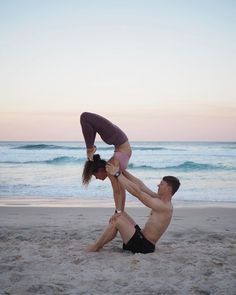 1cecc7a77928ca8133fa24680a88d2f9 Yoga Inspiration Poses, Hand Yoga, Top Yoga Poses, Couple Yoga, Yoga Inspiration Photos, Couples Yoga Poses, Acro Yoga Poses, Yoga Friends, Partner Yoga Poses