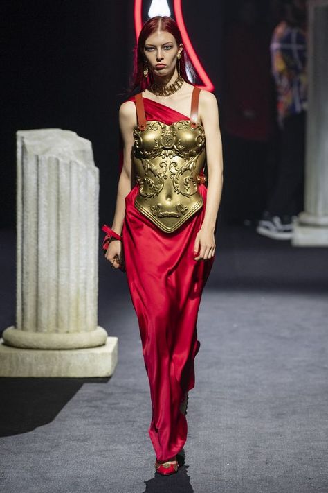 Moschino Pre-Fall 2019 Collection It's All About Ancient Rome Ancient Greece Fashion Inspiration, Ancient Greece Inspired Fashion, Armor Inspired Dress, Ancient Greece Aesthetic Dress, Ancient Greek Inspired Fashion, Roman Inspired Fashion, Greek Fashion Ancient, Ancient Rome Fashion, Greece Clothing