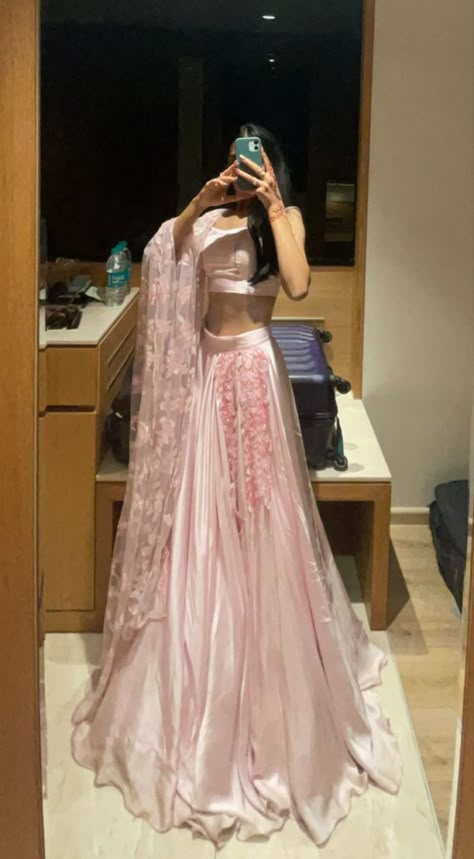 2000s Lehenga, Simple Lehanga Ideas, Lehengas Aesthetic, Lehenga Ideas Simple, Modern Desi Aesthetic, Pink Desi Aesthetic, Aesthetic Lehengas, Lengha Modern, Diwali Fits