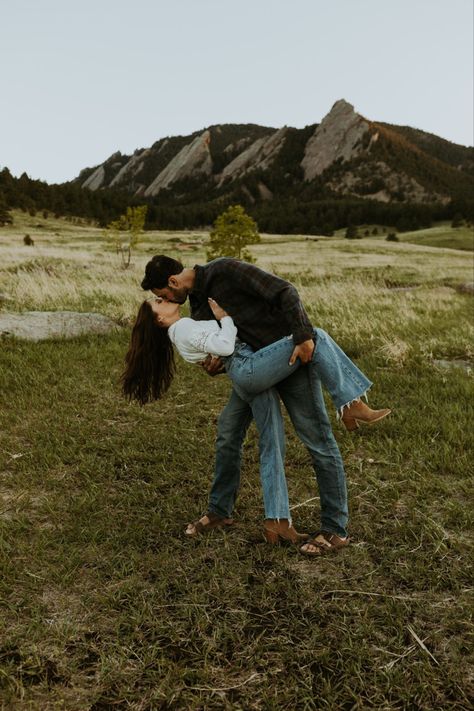 Photography Black Background, Engament Photos, Engagement Shoots Poses, Portret Feminin, Light Box Photography, Engagement Announcement Photos, Shooting Couple, Creative Engagement Photo, Box Photography