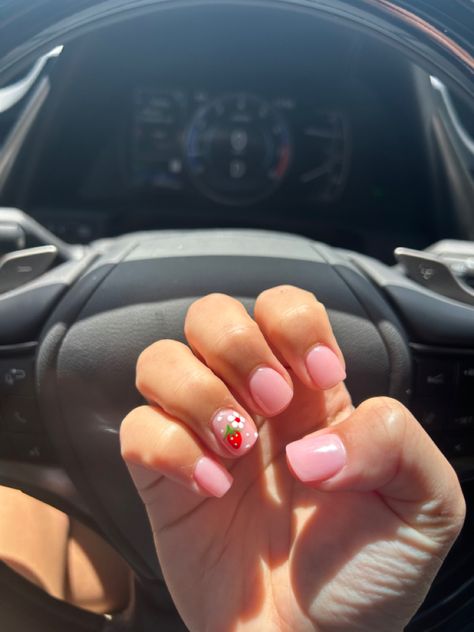 Nail inspiration - short natural nails with pink dip color and strawberry blossom design on the ring finger. Gel Manicure Natural Nails Art Designs, Strawberry Dip Nails, Pink Flower Gel Nails, Short Nail Designs Strawberry, Strawberry Nails Designs Simple, Strawberry Manicure Nails, Strawberry Daisy Nails, Berry Pink Nails Design, Strawberry Color Nails