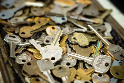 10 Uses for Keys - This Old House Keys Crafts Ideas, Key Crafts Recycled, Crafts With Keys, Old Keys Repurpose, Diy Key Projects, Old Key Crafts, Repurpose Crafts, Fork Crafts, Keys House