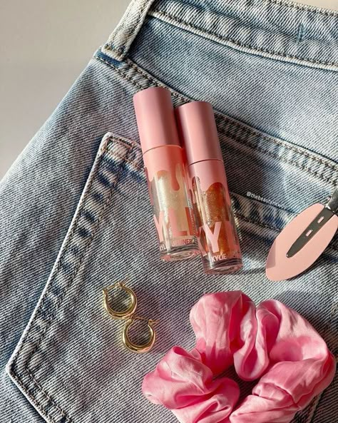 Creative Photography Projects, Lip Gloss Homemade, Cosmetic Creative, Skincare Products Photography, Beauty Video Ideas, Make Up Cosmetics, Cosmetics Photography, Makeup Store, Products Photography