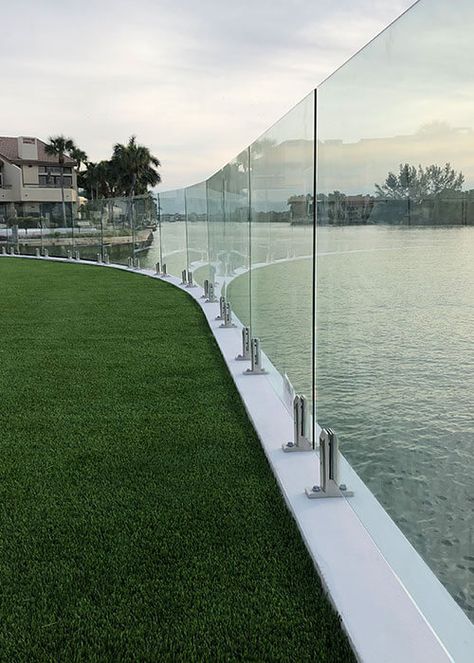 Handrail Detail, Roof Top Ideas, Pool Fence Ideas, Fence Around Pool, Pool Rails, Hamptons Houses, Pool Fences, Glass Pool Fencing, Fence Wall Design