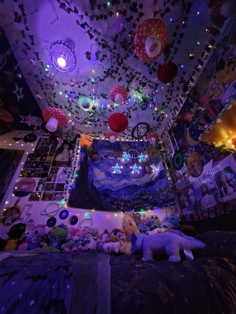 Weird Core Bedroom, Weirdcore Bedroom Ideas, Therian Room Ideas, Weird Core Room, Cool Room Aesthetic, Room Aesthetic Indie, Dreamcore Room, Dollar Tree Solar Light Ideas, Weirdcore Bedroom