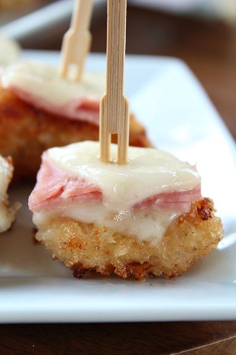 Chicken Cordon Bleu Bites Cordon Bleu Bites, Chicken Cordon Bleu Bites, Fingerfood Recipes, Top Appetizers, Horderves Appetizers, Fest Temaer, Fingerfood Party, Chicken Cordon, Dessert Party