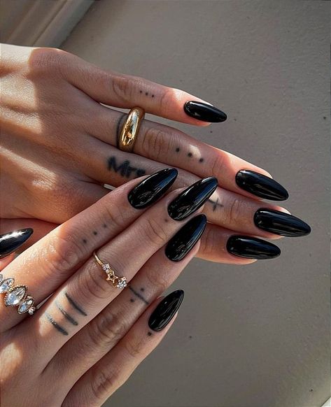 2024 Black New Year’s Nail 16 Ideas: Gold, Silver, and Glamour Kutek Disney, Bridesmaids Nails, Nagel Tips, October Nails, Smink Inspiration, Classy Acrylic Nails, Makijaż Smokey Eye, Black Nail Designs, Thanksgiving Nails