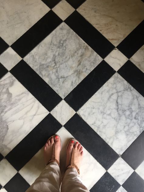 Marble Floors Entryway, Marble And Wood Checkered Floor, Marble Hallway Floor, Check Floor Bathroom, Checker Marble Floor, Marble Entryway Floor, Luxury Marble Flooring Pattern, Tile Patterns Floor Layout, Classic Marble Floor