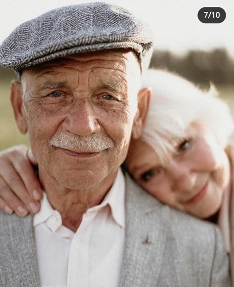 Older Couple Wedding, Old Couple Photography, Older Couple Poses, Older Couple Photography, Couple Photo Pose, Old Couple In Love, Grandparents Photography, Grandparent Photo, Older Couple