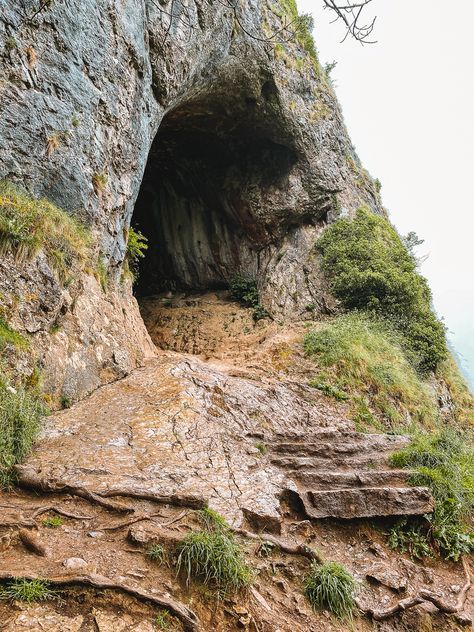 Entrance to Thor's Cave Fake Cave Entrance, Mountain Cave Aesthetic, Cave House Exterior, Fantasy Cave Entrance, Caves Aesthetic, Cave Reference, Cave Dragon, Cave Mountain, Magical Cave