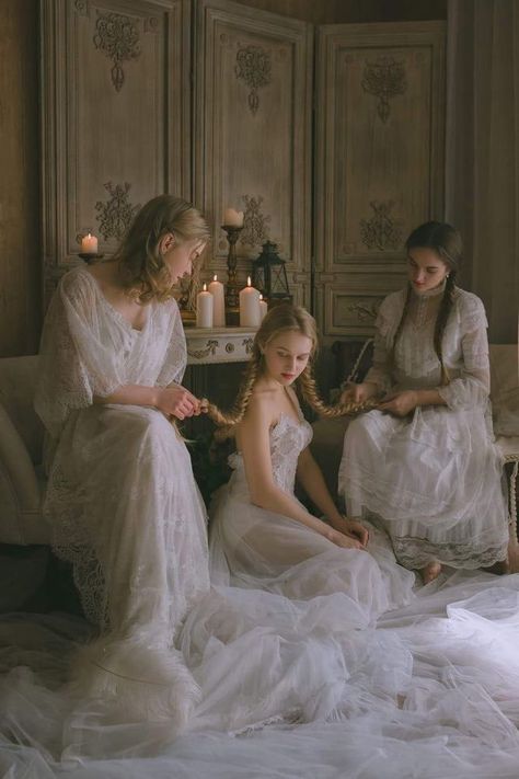 Sitting In Dress Pose, 3 Sisters Aesthetic, 3 Sisters Photography, Women In White Dresses, Archeron Sisters, Era Victoria, Gaun Abad Pertengahan, Royalty Core, Royal Core