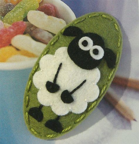 Felt Hair Accessories, Fluffy Sheep, Sheep Crafts, Felt Hair Clips, Felt Brooch, A Sheep, Felt Decorations, Creation Couture, Felt Christmas Ornaments