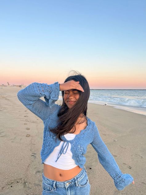 Photo Poses For Vacation, Pose Ideas One Person, Photoshoot Beach Aesthetic, Instagram Photo Ideas Beach, Summer Insta Ideas, Insta Pic Ideas Beach, Usa Summer Outfits, Poses For Lake Pictures, Solo Summer Pics