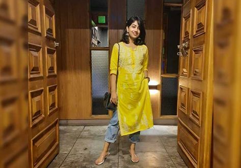 Yellow Chikankari Kurta Styling, Office Kurta Look, Chikankari With Jeans, Yellow Chikankari Kurta With Jeans, Daily Indian Outfits, Chicken Curry Kurti Design, Desi Office Outfit, How To Style Chikankari Kurta With Jeans, Indian Everyday Outfit