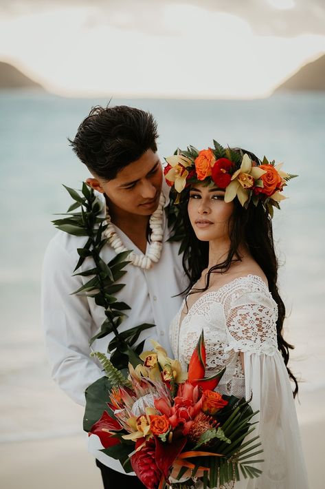 Best Places to Elope in Hawaii - Taylor Denton Photography Hawaii Renew Vows The Beach, Hawaiian Wedding Photos, Hawaii Wedding Pictures, Hawaiian Engagement Photos, Hawaii Beach Wedding Dress, Hawaiian Wedding Traditions, Hawaiin Wedding, Tongan Wedding, Hawaiian Elopement