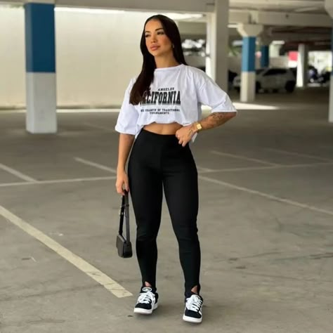 Conjunto Califórnia o combo perfeito 🥰 Calça legging pezinho e camisa r$: 89,99 #marketingdigital #modafemininaonline #modafashion #campinascity #campinassp💕 #look #lookfeminino #lookdodia #modas Look Gym, Academia Look, Outfits Juveniles, Academia Looks, Outfits Leggins, Moda Academia, Look Academia, Look Legging, Outfits Casuales