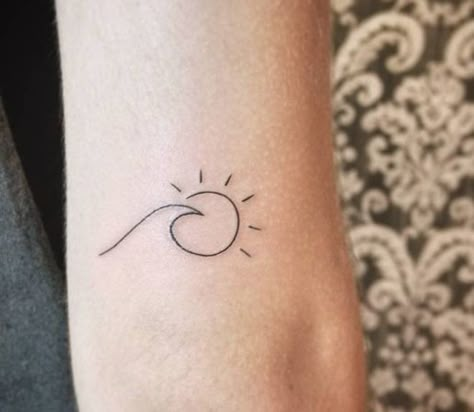 40 tatuajes para apasionados del mar Wave And Sun Tattoo, Small Wave Tattoo, Wave Tattoo Design, Tato Minimal, Petit Tattoo, Tato Henna, Shape Tattoo, Wave Tattoo, Ocean Tattoos