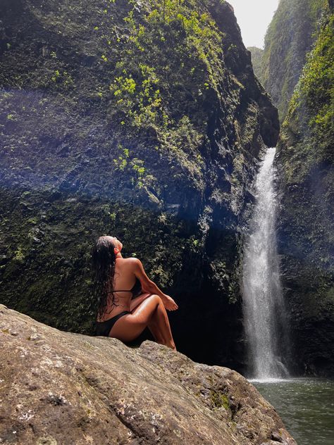 secret waterfall in hawaii, oahu Hawaii Photo Inspiration, Pics To Take In Hawaii, Hawaii Instagram Pictures Kona, Hawaii Pictures Ideas, Hawaii Instagram Pictures Maui, Oahu Photo Ideas, Waterfall Instagram Pictures, Hawaii Photo Ideas Instagram, Hawaii Vacation Pictures