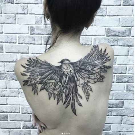 Back Tattoos For Girls That Look Incredible - Society19 Back Tattoo Women Upper, Pinup Tattoos, Vogel Tattoo, Upper Back Tattoos, Girl Back Tattoos, Hip Tattoos Women, Geniale Tattoos, Back Piece, Bird Tattoo