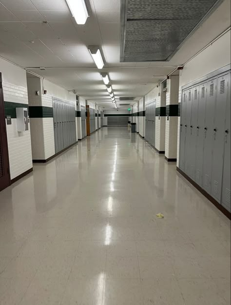 Bloxburg School, High School Lockers, School Floor, School Hallway, School Places, School Building Design, School Hall, Dd Osama, American High School