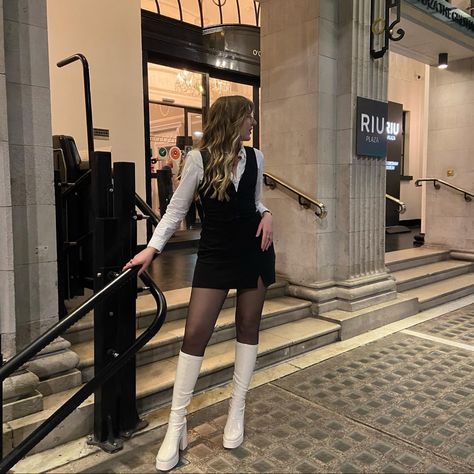 Outfit Ideas With Gogo Boots, White High Boots Outfit Winter, Platform Gogo Boots Outfit, How To Style Go Go Boots, White Gogo Boots Outfit Fall, White Knee Boots Outfit Winter, Outfits With White Platform Boots, White Boots Black Outfit, Looks With White Boots