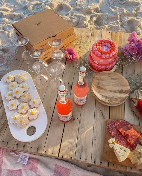 Bridal Picnic, Picnic Bridal Shower, Bachelorette Beach Weekend, Beach Bday, Beach Picnic Party, Summer Bachelorette Party, Hens Party Themes, 80k Followers, Party Like Its 1999