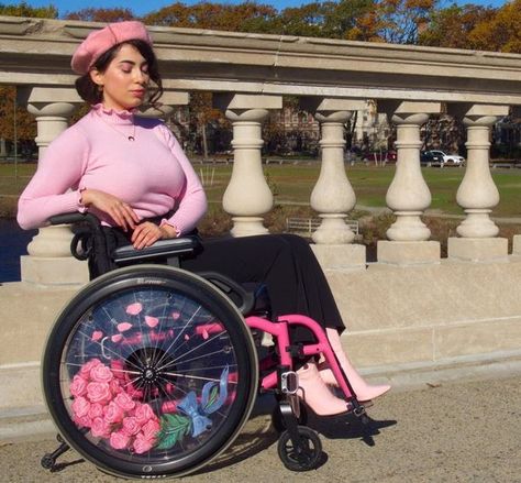 Disabilities Drawing, Wheelchair Photography, Cripple Punk, Disabled Fashion, Wheelchair Fashion, Statement Mirror, Wheelchair Women, Stunning Fashion, Wheel Chair