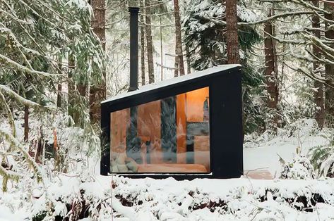 Une mini maison de 18m2 inspirée par le Japon (avec plan) Minimalist Cabin, Japanese Concept, Wood Cabin, Forest Cabin, Minimal Architecture, Tiny Cabins, Vacation Goals, Forest Bathing, Tree Canopy