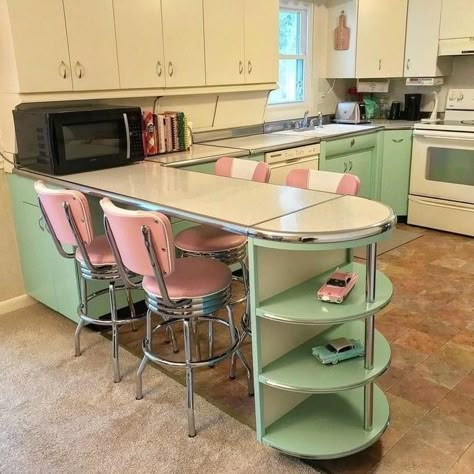 Diner Bar, Retro Style Kitchen, Mint Green And Pink, 1950s House, Casa Vintage, Pink Kitchen, Dream House Interior, Retro Home Decor, Style Kitchen