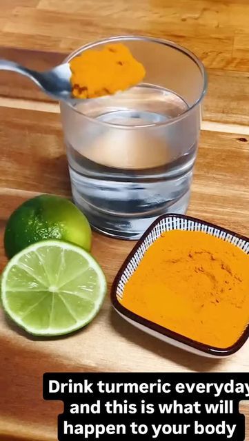 Water With Lemon, Super Healthy Smoothies, Turmeric Drink, Healthy Juice Drinks, Turmeric Water, Yummy Smoothie Recipes, Turmeric Curcumin, Healthy Juice Recipes, Home Health Remedies