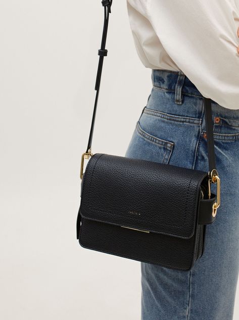 Crossbody Bag With Front Flap Fastening, Black Small Black Shoulder Purse, Black Leather Crossbody Purse, Black Purse Crossbody Casual, Designer Black Cross Body Bag, Cute Purses Crossbody Casual, Black Cross Body Purse, Simple Black Purse, Side Purse For Women, Crossbody Black Bag