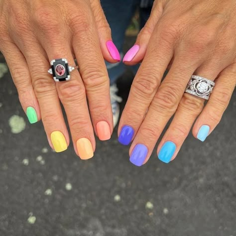 Rainbow Nails Dip Powder, 10 Different Color Nails, 5 Color Manicure, Rainbow Colors Nails, Multi Nails Color Ideas, Gel Nails Ideas Short Multicolor, Pastel Rainbow Nails Short, Rainbow Manicure Ideas, Glitter Nails Multicolor