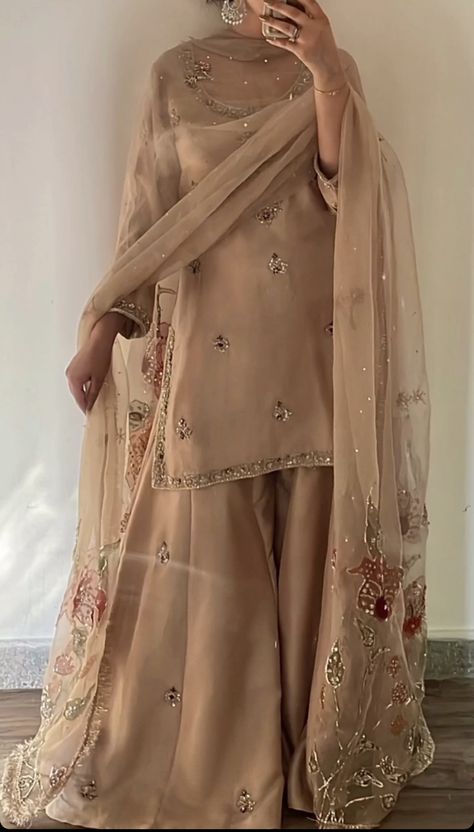 White And Gold Pakistani Dress, Daily Pakistani Wear, Beige Indian Outfit, Pakistani Guest Wedding Outfits, Groom Sister Dress Pakistani, Minimalist Lehenga, Punjabi Designer Suits For Wedding, Shalwar Kameez Aesthetic, Stylish Party Dresses Pakistani