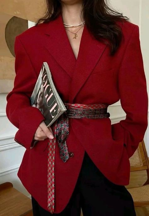 Corset Belt Outfit, Red Blazer Outfit, Look Fashionista, Timeless Fashion Pieces, Burgundy Outfit, Classy Winter Outfits, Outfit Red, Style Blazer, Red Blazer