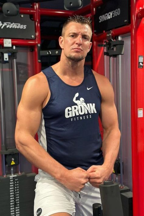 Does Rob Gronkowski Have A Sister? Brother And Parents Jacksonville University, Celeb Friends, Music Rules, Rob Gronkowski, Fitness Business, Different Sports, Play Baseball, Free Agent, Professional Football