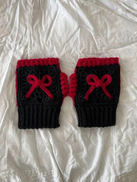 Crochet Warmers Hand, How To Crochet Hand Warmers, Hand Gloves Crochet, How To Sew Gloves, Hand Warmers Crochet Pattern, Crochet With Red Yarn, Things To Crochet With Black Yarn, Crochet Hand Warmers Pattern, Red Yarn Crochet Projects