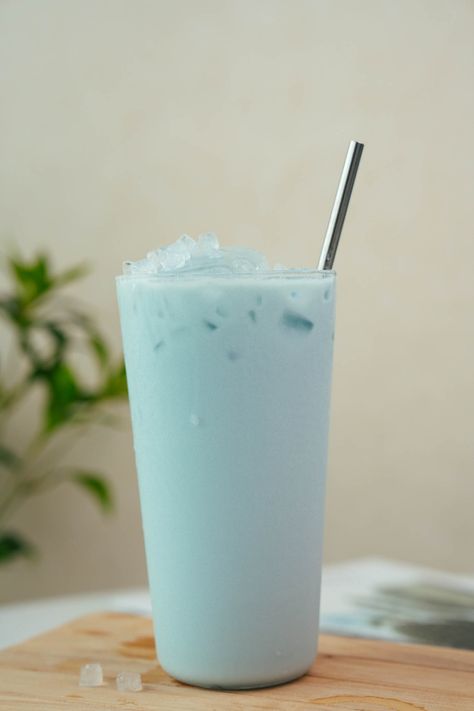 Have you ever thought about making a lovely blue milk tea? I love this light blue color so much. Summer is just around the corner, and drink enthusiasts are eagerly waiting to enjoy iced drinks. Lychee Bubble Tea, Honeydew Milk Tea, Thai Tea Boba, Coconut Milk Tea, Lemonade Business, Rose Milk Tea, Blueberry Milk, Milk Drinks, Butterfly Pea Tea