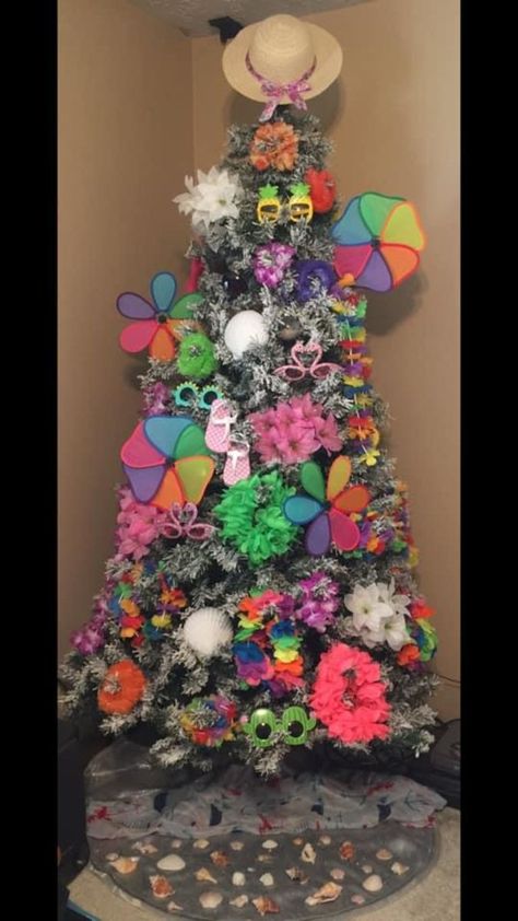 Summer Tree Decorating Ideas, Summer Christmas Tree Ideas, Year Round Christmas Tree Ideas, Summer Christmas Decorations, Summer Tree Decorations, Summer Christmas Tree, Spring Tree Decorations, Tree Seasons, Unconventional Christmas Trees