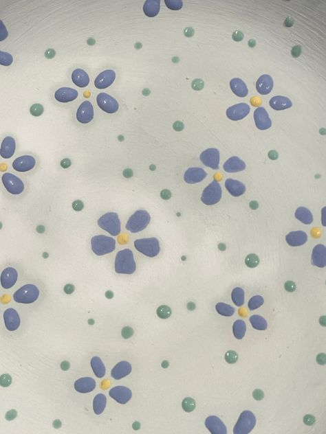 Flower Design Pottery, Purple Pottery Painting, Cute Tray Painting Ideas, Small Plate Painting Ideas, Painting Flowers On Pottery, Ceramic Tile Painting Ideas, Simple Flower Pottery Painting, Mug Designs Flowers, Pottery Painting Flowers Easy