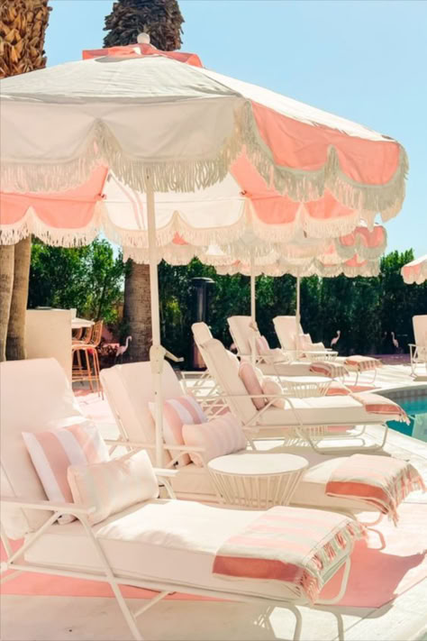 Trixie Motel, Palm Springs Bach, Palm Springs Hotel, Vintage Palm Springs, Palm Springs Aesthetic, Pink Pool, Monochromatic Room, White Umbrella, Palm Beach Style