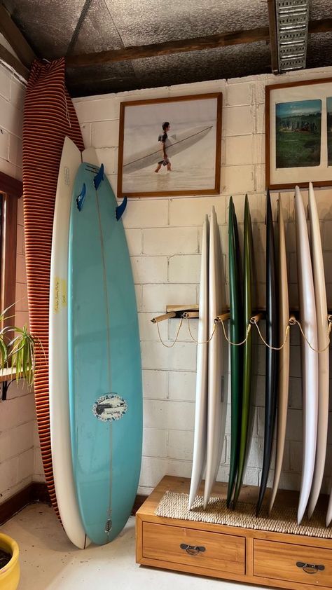 How To Store Surfboards, Surfboard Organization, Surfboard Storage Ideas, Beach Gear Storage, Surf Shack Interior, Surf Shop Interior, Surf Shed, Surf Garage, Surf Home