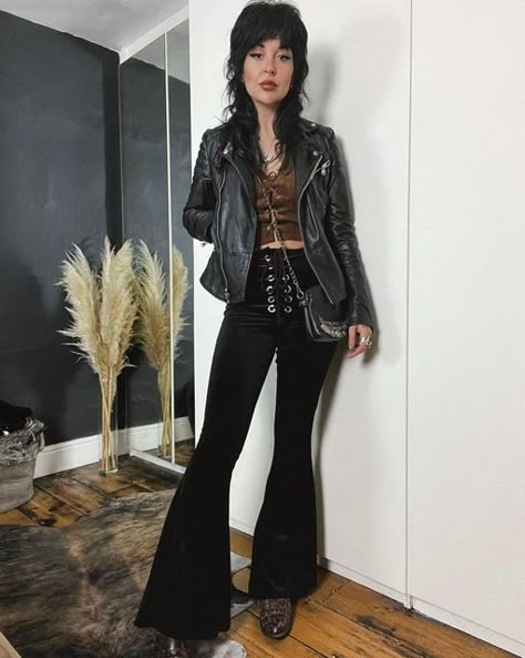 Metal Band Outfits Women, Bell Bottom Jeans Outfit Grunge, Garage Rock Outfit, Rock And Roll Outfits 80's Women, 70s Metal Fashion, Glamrock Aesthetic Outfit, 70s Rock Outfits Women, Rocker Girl Outfits Rock Style, 70s Rockstar Outfits